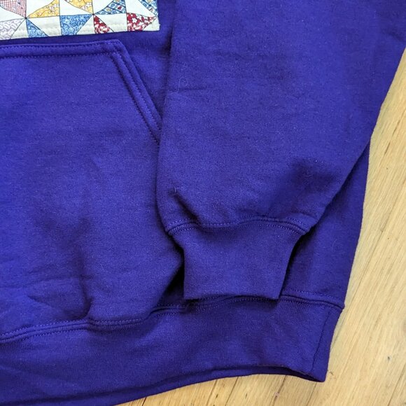 Hoodie with Appliqued Quilt and Heart Design - SZ L - Picture 5 of 7